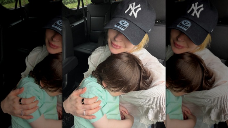 Lindsay Lohan tient son fils Luai dans la voiture