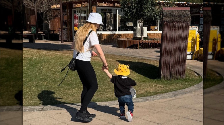 Lindsay Lohan tient la main de son fils Luai
