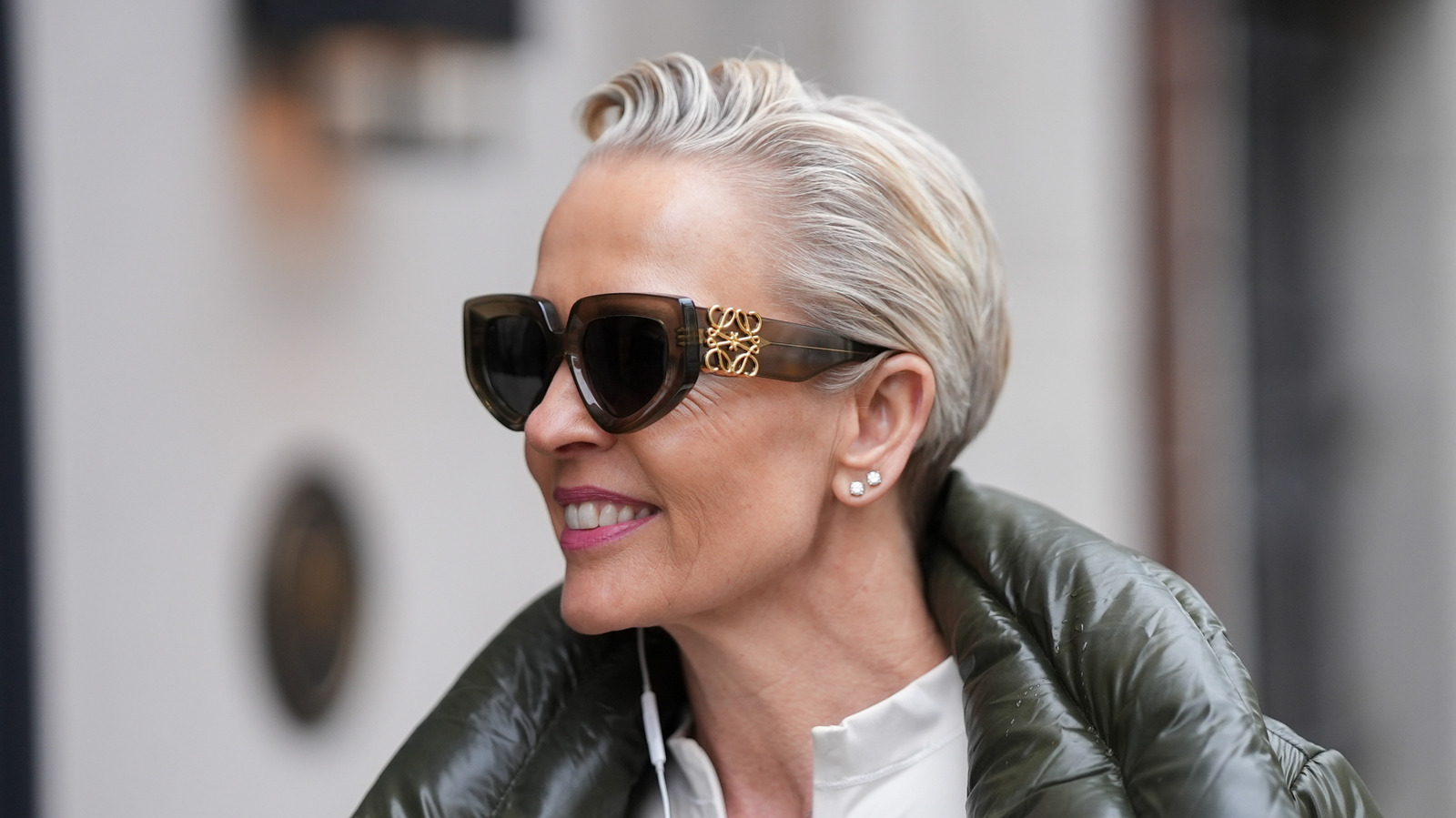La tendance des cheveux gris qui ajoute de la profondeur à votre look de transition