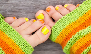 Couleurs de pédicure inspirées des années 70 pour une ambiance vintage parfaite