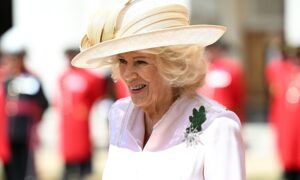 7 fois la reine Camilla a honoré la reine Elizabeth à travers la mode