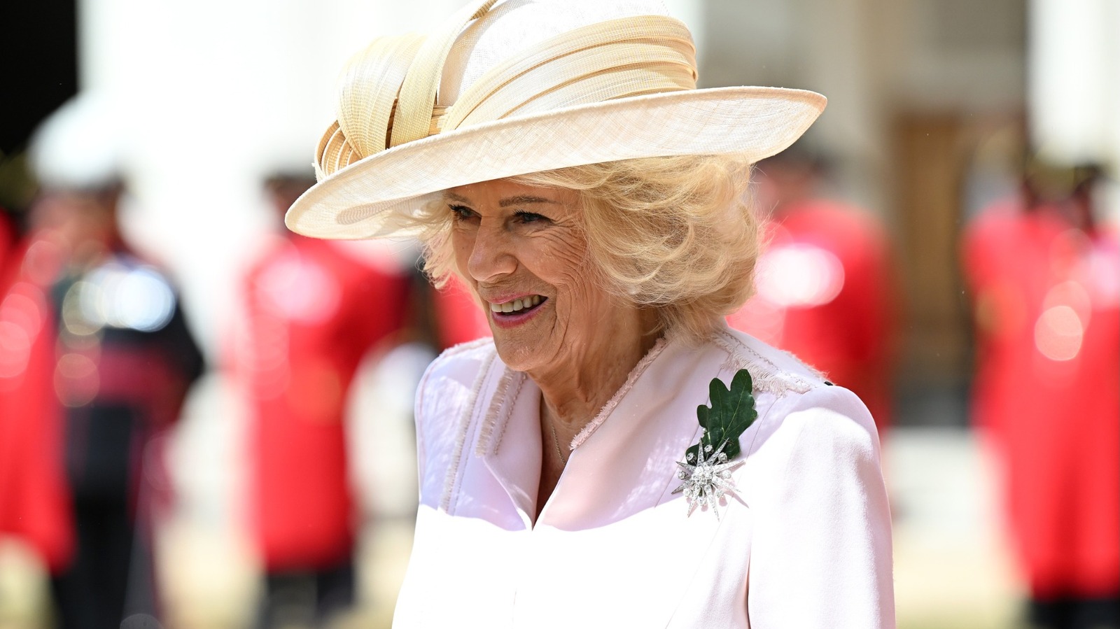 7 fois la reine Camilla a honoré la reine Elizabeth à travers la mode