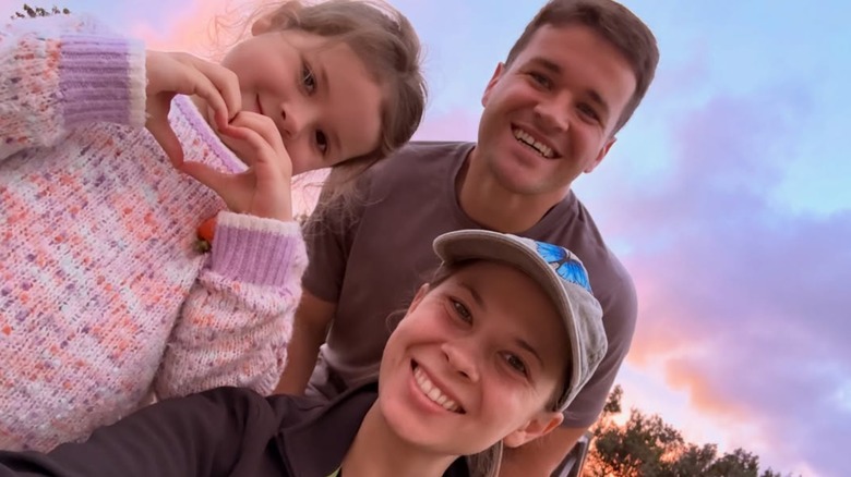 Bindi Irwin, Chandler Powell et leur fille Grace Warrior Irwin Powell sourient pour un selfie de famille