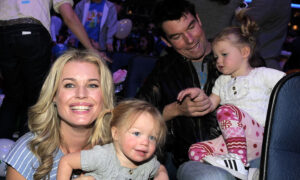 Les filles jumelles de Rebecca Romijn grandissent pour lui ressembler