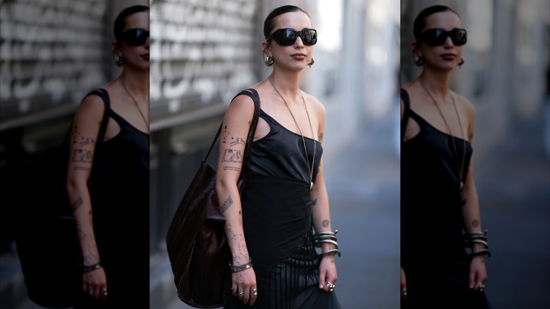 Invité portant des bijoux en métaux mélangés à la Fashion Week de Paris 2026