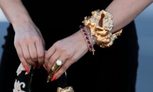 L’une des plus grandes tendances en matière de bijoux de 2026 renverse une « règle » de style dépassée