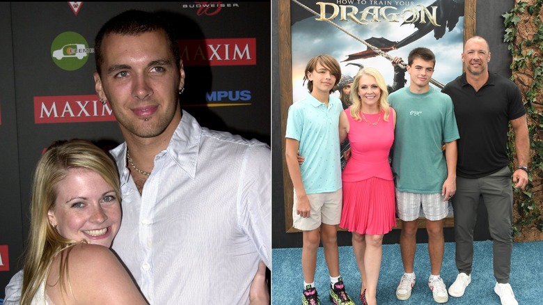 À gauche, Melissa Joan Hart porte un débardeur blanc et embrasse son fiancé Mark Wilkerson, qui porte une chemise à col blanc lors de l'événement annuel du magazine Maxim. "Chaud 100" Fête à Hollywood en 2003. À droite, Melissa Joan Hart et son mari Mark Wilkerson posent avec leurs fils Tucker et Braydon lors de la première de DreamWorks à Los Angeles, "Comment dresser votre dragon," en 2025.