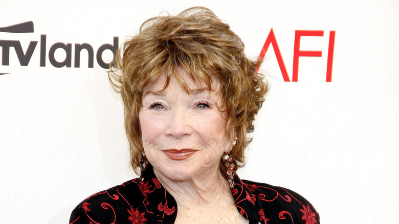 Shirley MacLaine posant dans une robe noire à motifs rouges lors de la 40e cérémonie de l'AFI.