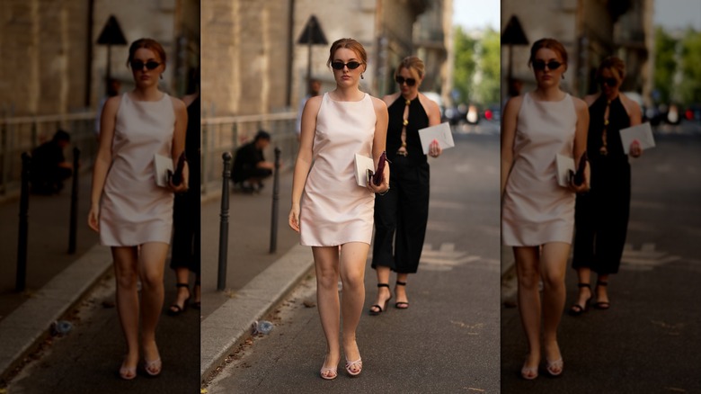 Une femme dans une mini-robe en satin blush