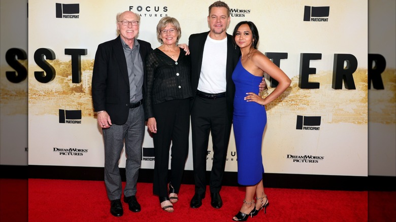 Matt Damon, ses parents et Alexia Barroso en 2021 lors de la première 2021 de 