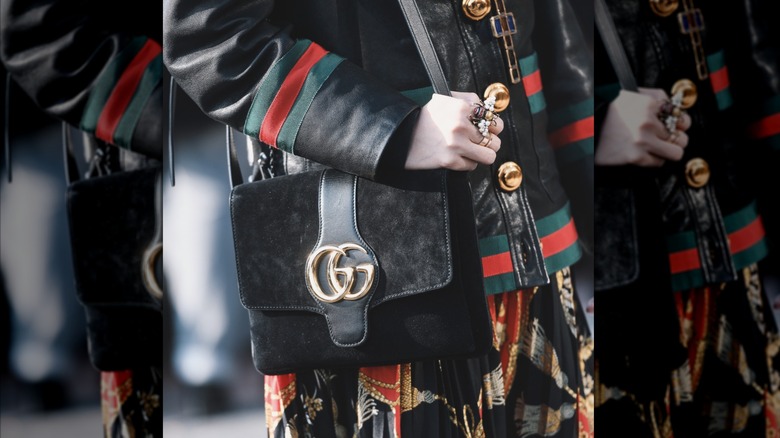 Une femme qui accessoirise à outrance avec des articles portant des logos bruyants