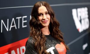 Alanis Morissette adopte le vieillissement naturel et avec beaucoup d&rsquo;humour