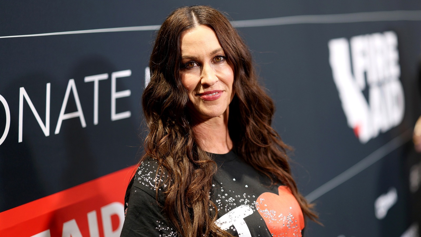 Alanis Morissette adopte le vieillissement naturel et avec beaucoup d'humour