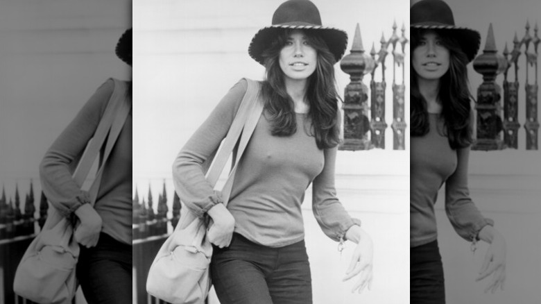 Carly Simon sur l'une de ses photos les plus emblématiques portant un chapeau à larges bords