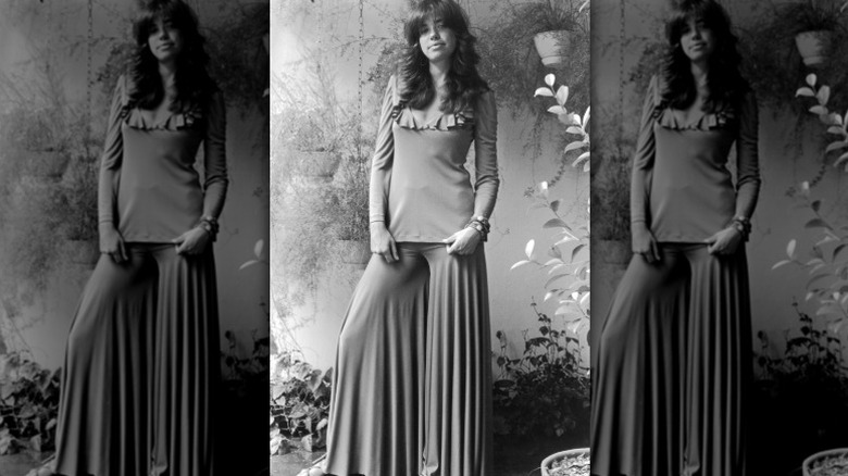 Carly Simon a posé pour une photo à New York, portant un pantalon fluide
