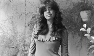 Les meilleurs looks des années 70 de Carly Simon ont complètement capturé l&rsquo;époque