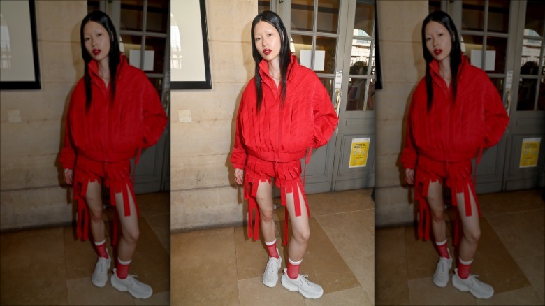 Une femme portant une veste rouge