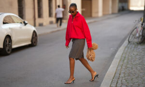 L&rsquo;une des couleurs de veste les plus tendance de l&rsquo;automne 2026 est le rouge chaud (littéralement) – Comment adopter le look