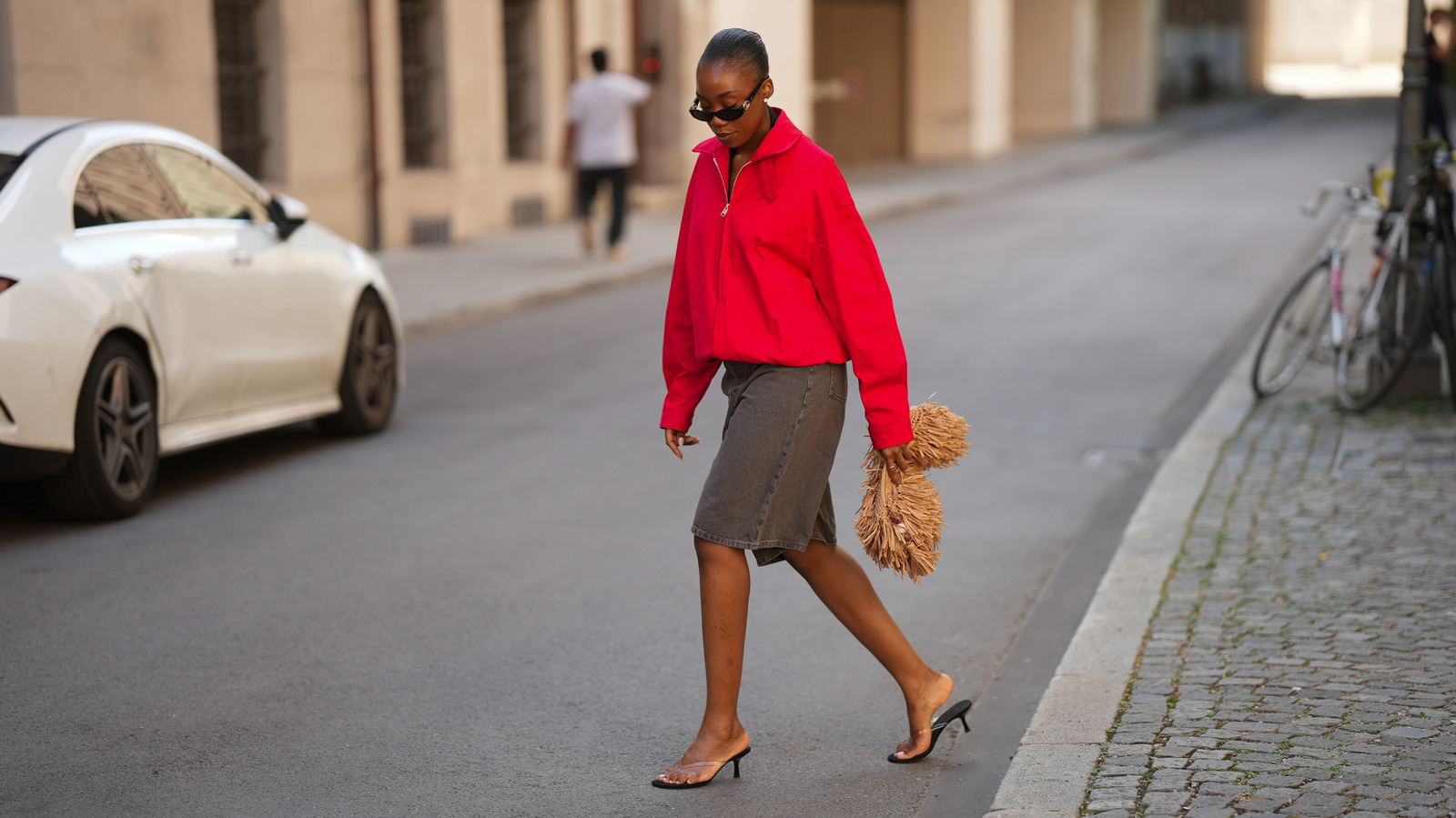 L'une des couleurs de veste les plus tendance de l'automne 2026 est le rouge chaud (littéralement) - Comment adopter le look