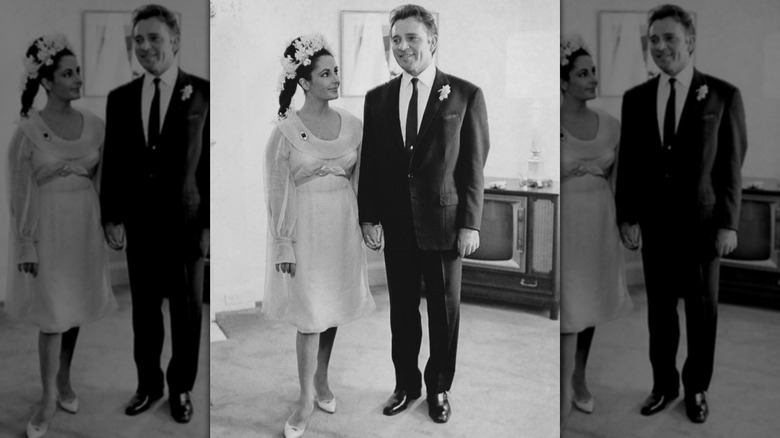Photo en noir et blanc d'Elizabeth Taylor et Richard Burton lors de leur premier mariage en 1964.