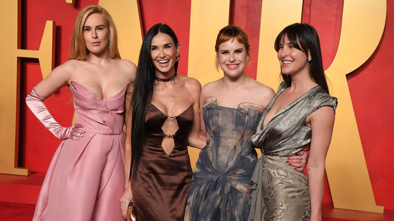 Demi Moore et ses filles sur un tapis rouge