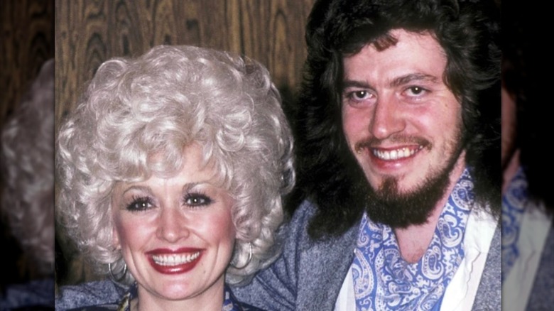Une photo de retour montre Dolly Parton et son frère Floyd Parton souriant ensemble.