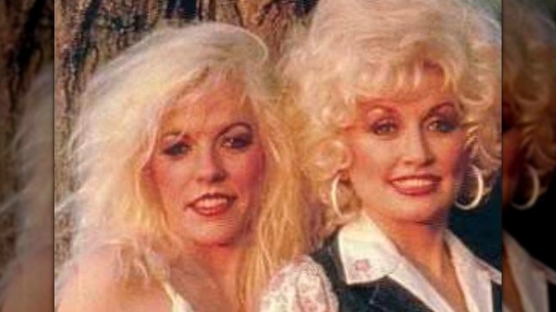 Freida Parton et Dolly Parton sont photographiées ensemble à l'époque avec des cheveux blonds décolorés assortis.