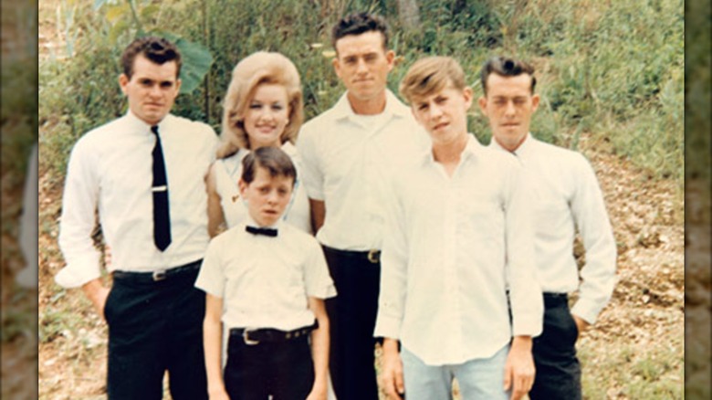 La jeune Dolly Parton est photographiée avec cinq de ses six frères portant des tenues blanches assorties.