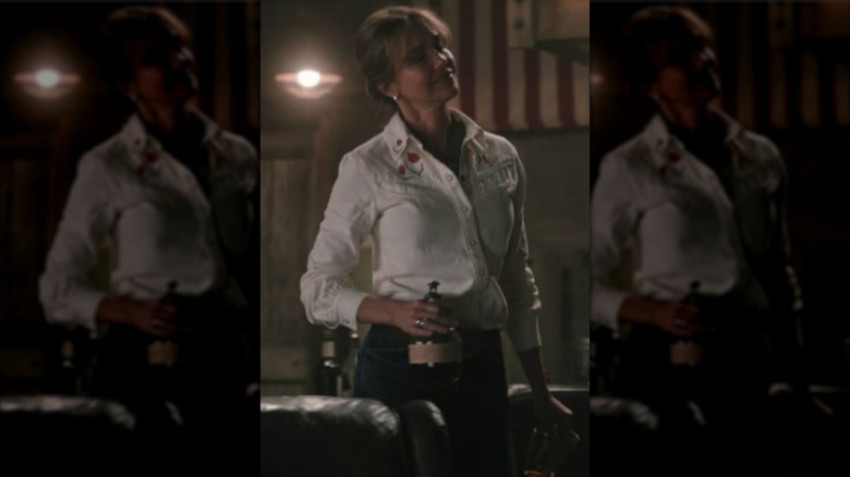 Belle Skinner portant un mini short noir et une veste en cuir