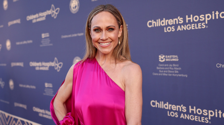 Nikki DeLoach dans une robe rose asymétrique