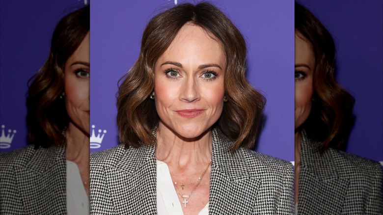 Nikki DeLoach sourit avec ses cheveux châtain foncé coupés jusqu'aux épaules