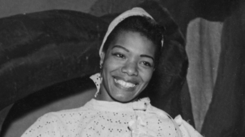 Maya Angelou se produisant en 1954