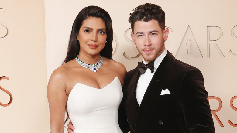 Priyanka Chopra Jonas et Nick Jonas sourient ensemble aux Oscars