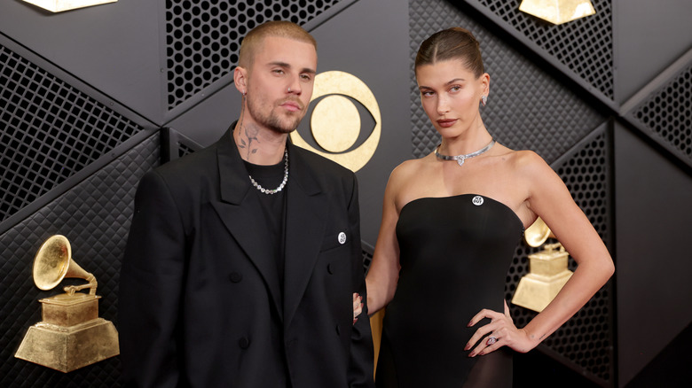 Justin Bieber et Hailey Bieber posent sur le tapis rouge des Grammys en noir
