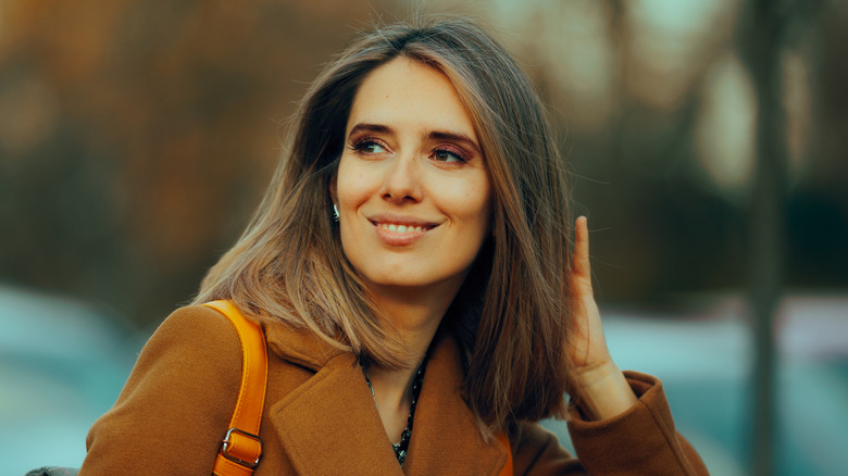 Une femme avec une coupe de cheveux lobée