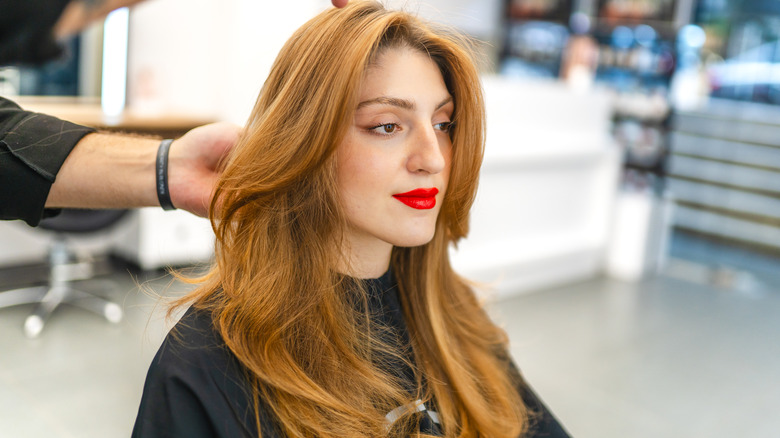 Une femme avec une coupe de cheveux en dégradé