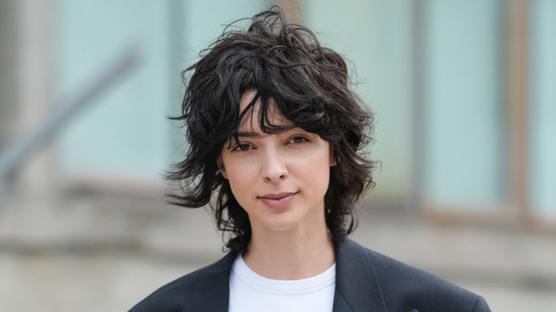 Une femme avec une coupe de cheveux shag