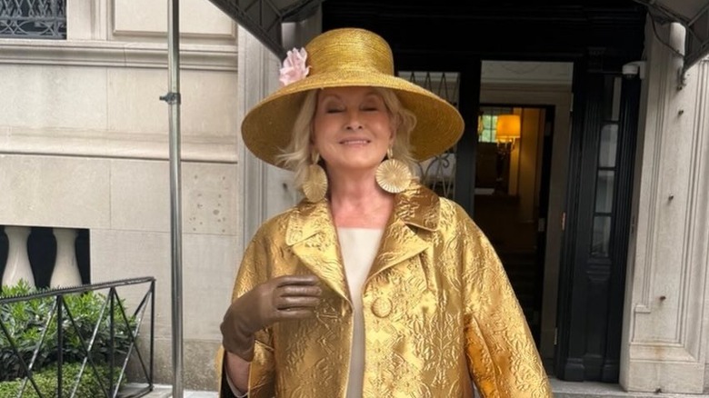 Martha Stewart portant un chapeau doré