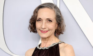 La star de Frasier, Bebe Neuwirth, embrasse subtilement ses boucles grisonnantes