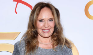 Photos de retour de la star de Dukes Of Hazzard des années 80, Catherine Bach, qui capturent parfaitement l&rsquo;époque