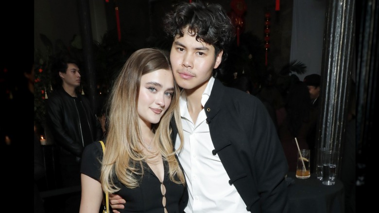 Lizzy Greene et Sean Lew se penchent l'un contre l'autre en posant pour une photo lors d'une soirée
