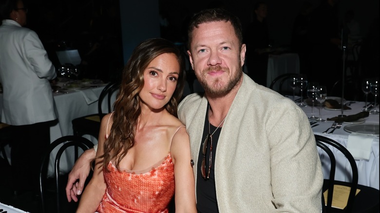 Minka Kelly et Dan Reynolds posent pour une photo alors qu'ils sont assis ensemble à une table à manger