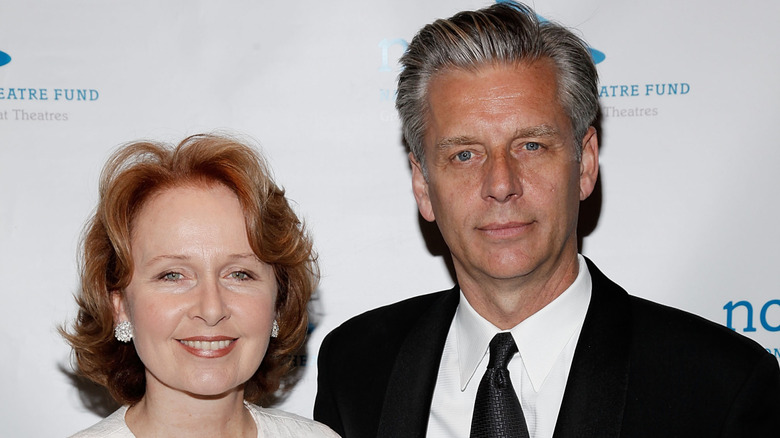 Kate Burton et son mari Michael Ritchie posent ensemble sur le tapis rouge