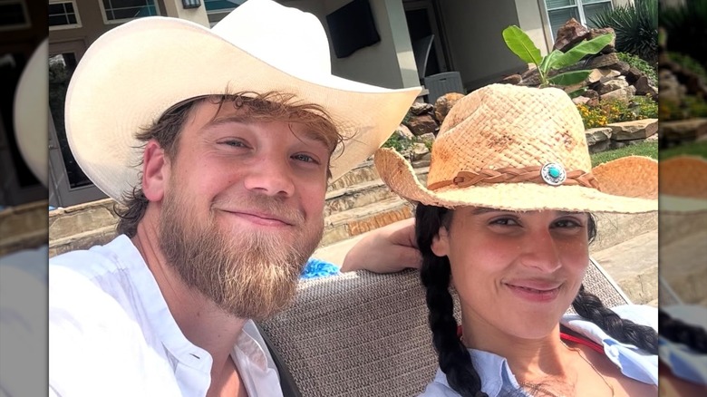 Marianly Tejada et son mari Steve Bean posent pour un selfie avec des chapeaux de cowboy