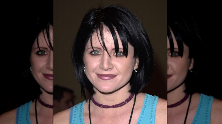 Tina Yothers apparaît avec des cheveux noir de jais aux Radio Music Awards 2000
