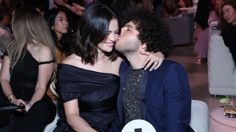 Benny Blanco embrassant la joue de Selena Gomez en 2024
