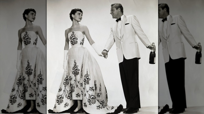 Document publicitaire du film de 1954, "Sabrine." Dans cette reconstitution en studio d'une des scènes du film, Audrey Hepburn et William Holden incarnent respectivement le vilain petit canard devenu reine de beauté Sabrina Fairchild et le charmant playboy millionnaire Linus Larrabee.