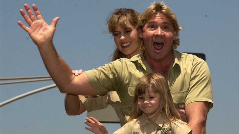 Steve, Terri et Bindi Irwin saluant
