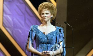 Les meilleurs moments avec de gros cheveux de Reba McEntire dans les années 80 et 90