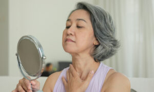 4 conseils pour garder la peau du cou en bonne santé à partir de la cinquantaine
